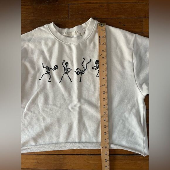 Small White Uncharted Threads/Paper store Cropped Sweatshirt Dancing Skeletons - Picture 6 of 10
